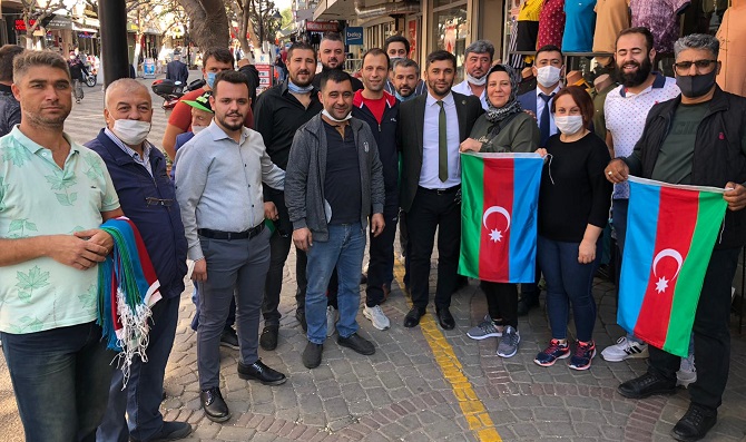 mhp-incirliova,-esnafa-azerbaycan-bayragi-dagitti-010.jpg