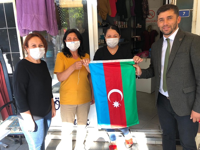 mhp-incirliova,-esnafa-azerbaycan-bayragi-dagitti.jpg