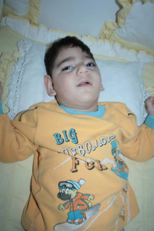 MİNİK BATUHAN, SAĞLIĞINA KAVUŞABİLMEK İÇİN YARDIM ELİ BEKLİYOR