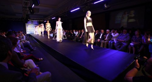 MODA TASARIM YARIŞMASINDA MUHTEŞEM DEFİLE