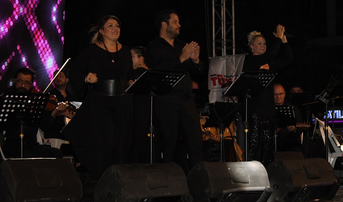 muhtesem-konserle-90lara-yolculuk-002.JPG