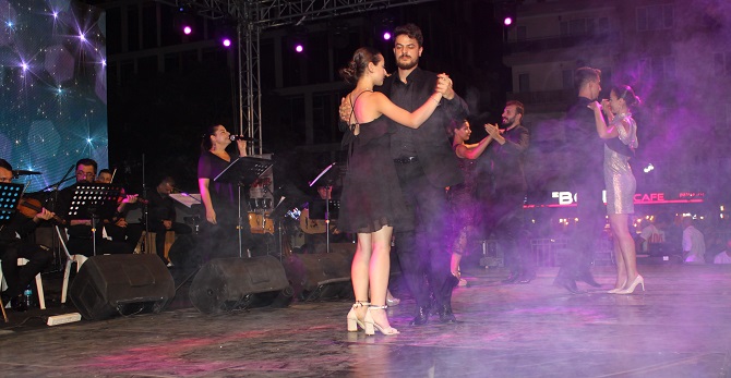 muhtesem-konserle-90lara-yolculuk-010.JPG