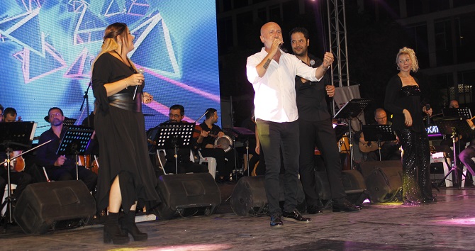 muhtesem-konserle-90lara-yolculuk-011.JPG