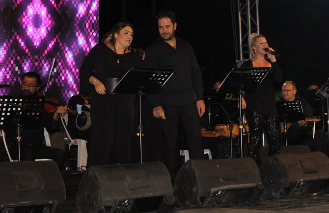 muhtesem-konserle-90lara-yolculuk.JPG