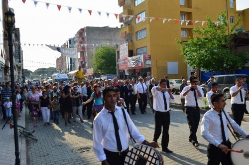 MÜŞERREF AKAY DOĞUM GÜNÜNÜ SAHNEDE KUTLADI