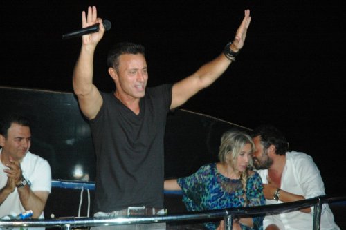 MUSTAFA SANDAL’DAN YÜZEN DİSKODA KONSER