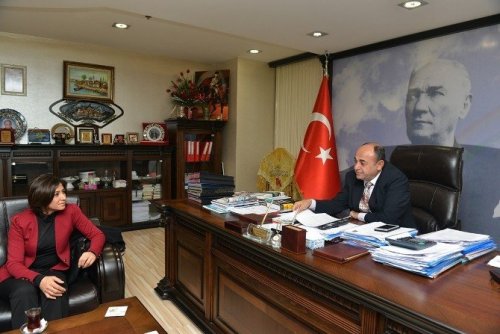MUŞ'UN VARTO BELEDİYE BAŞKANI SABİTE EKİNCİ, ÇİĞLİ BELEDİYE BAŞKANI HASAN ARSLAN'I MAKAMINDA ZİYARET ETTİ.