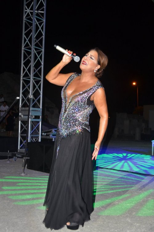 NÜKHET DURU GAZETECİLERİ ISIRMAKLA TEHDİT ETTİ