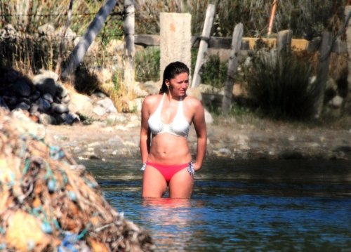 NURGÜL YEŞİLÇAY DENİZ SEZONUNU AÇTI