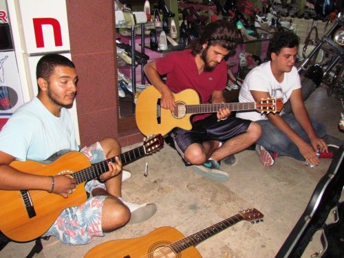 ÖDEMİŞ’İN İLK SOKAK SANATÇILARI CADDELERE RENK KATIYOR