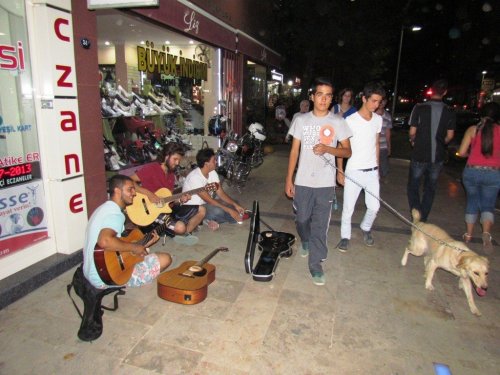 ÖDEMİŞ’İN İLK SOKAK SANATÇILARI CADDELERE RENK KATIYOR