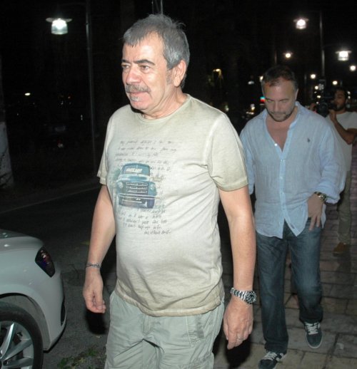 OKTAY KAYNARCA VE SELÇUK YÖNTEM BODRUM SOKAKLARINDA