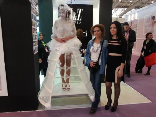 (ÖZEL HABER) GELİNLİK FUARI’NDA 'ÇOCUK GELİN' PROTESTOSU