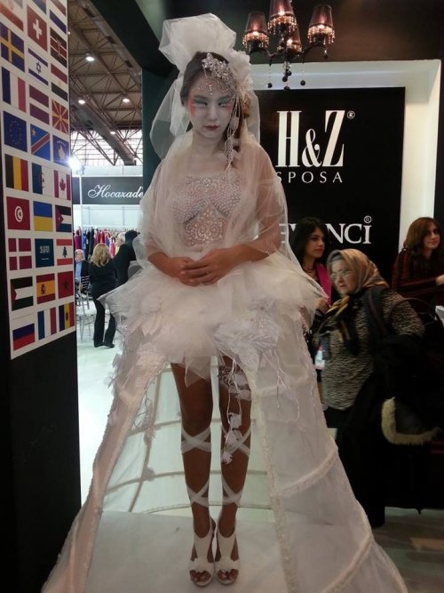 (ÖZEL HABER) GELİNLİK FUARI’NDA 'ÇOCUK GELİN' PROTESTOSU