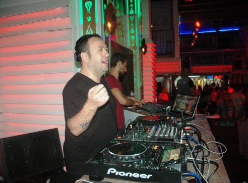 ÖZGÜR ARAS’TAN DJ ŞOV