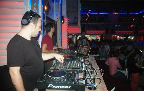 ÖZGÜR ARAS’TAN DJ ŞOV