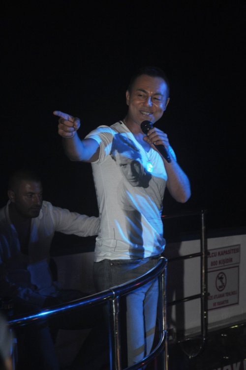 PARASINI ALDIĞI MEKANDA OTURUP KENDİ ŞARKILARI İLE EĞLENDİ