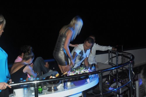 PARASINI ALDIĞI MEKANDA OTURUP KENDİ ŞARKILARI İLE EĞLENDİ