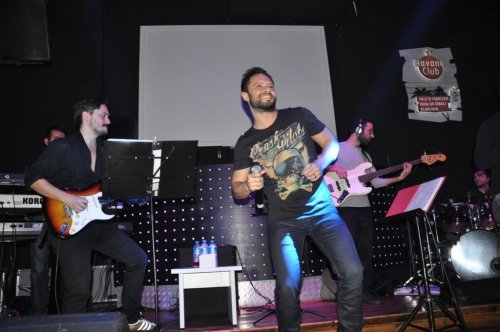 POP SANATÇISI ÖZGÜN ÖLÜDENİZ’DE COŞTURDU