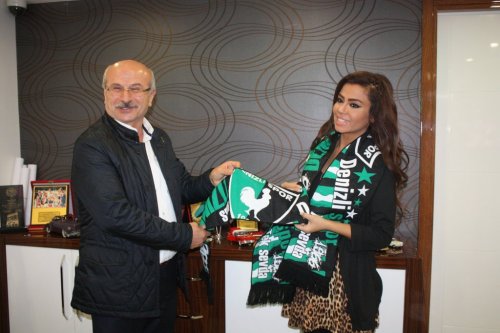 ŞARKICI LARA DENİZLİ KEBABINA HAYRAN KALDI