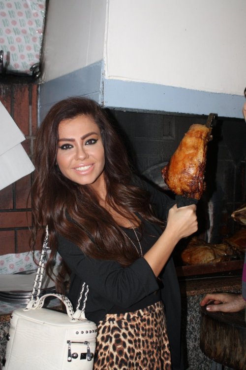 ŞARKICI LARA DENİZLİ KEBABINA HAYRAN KALDI