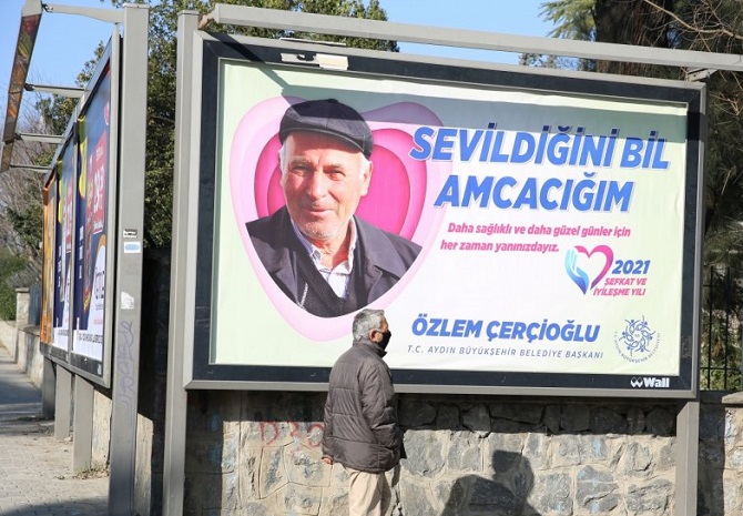 sevildigini-bil-afisleri-tartisma-yaratti-001.jpg
