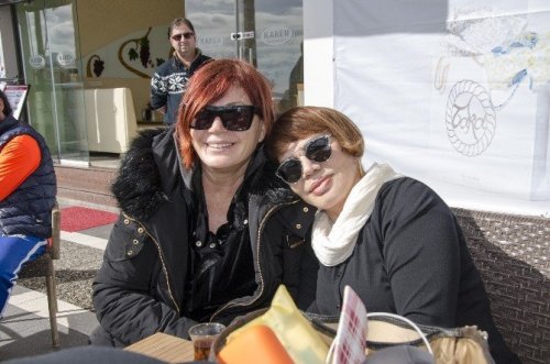 SEZEN AKSU, MÜJDE AR VE EMEL MÜFTÜOĞLU, MUĞLA’NIN TURİSTLİK İLÇESİ MARMARİS'TE 15 GÜNLÜK DETOKS KAMPINA GİRDİ. 2 GÜNDÜR MARMARİS’İ KARIŞ KARIŞ GEZEN ÜÇLÜ, İLÇEDE İLGİ ODAĞI OLDU.