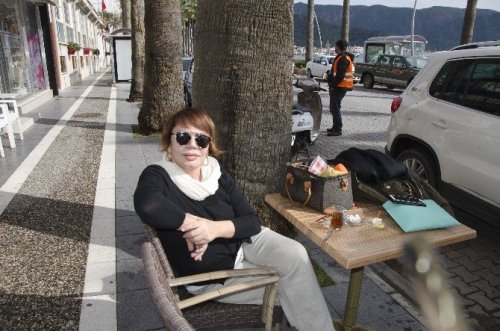 SEZEN AKSU, MÜJDE AR VE EMEL MÜFTÜOĞLU, MUĞLA’NIN TURİSTLİK İLÇESİ MARMARİS'TE 15 GÜNLÜK DETOKS KAMPINA GİRDİ. 2 GÜNDÜR MARMARİS’İ KARIŞ KARIŞ GEZEN ÜÇLÜ, İLÇEDE İLGİ ODAĞI OLDU.