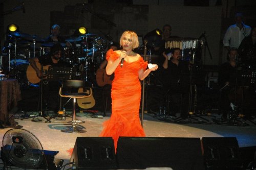 SEZEN AKSU’DAN MUHTEŞEM KONSER