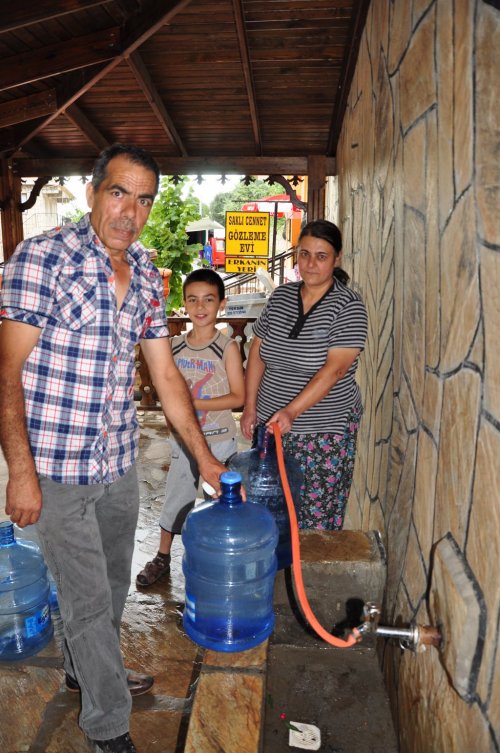 ŞİFALI SU ÜCRETSİZ OLDU, KÖYE ADETA AKIN YAŞANIYOR