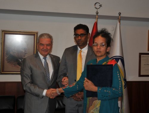 SRİ LANKA BÜYÜKELÇİSİ, TÜRKİYE'DE İLK RESMİ ANLAŞMASINI İZTO'DA İMZALADI