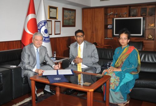 SRİ LANKA BÜYÜKELÇİSİ, TÜRKİYE'DE İLK RESMİ ANLAŞMASINI İZTO'DA İMZALADI