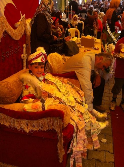 SÜNNET ÇOCUĞU DÜĞÜN YORGUNLUĞUNA DAYANAMAYINCA…