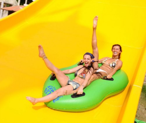 TUĞBA ÖZAY İLE NEZ'İN KUŞADASI'NDA SU PARKI KEYFİ