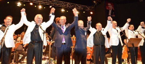 TÜRKİYE’NİN TENORLARI ÇEŞME’Yİ SALLADI