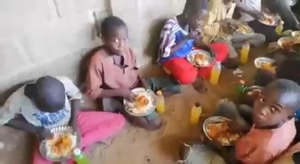 ulkucu-genclerden-afrikada-iftar-yemegi-001.jpg
