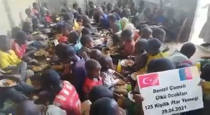 ulkucu-genclerden-afrikada-iftar-yemegi-002.jpg