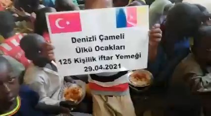 ulkucu-genclerden-afrikada-iftar-yemegi.jpg