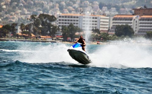 ÜNLÜ MANKEN'DEN JET SKİ ŞOV