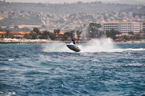 ÜNLÜ MANKEN'DEN JET SKİ ŞOV