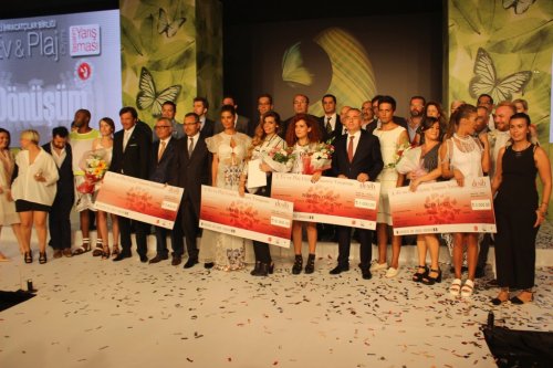 ÜNLÜ MANKENLERİN TAŞIDIĞI TASARIMLAR BÜYÜLEDİ