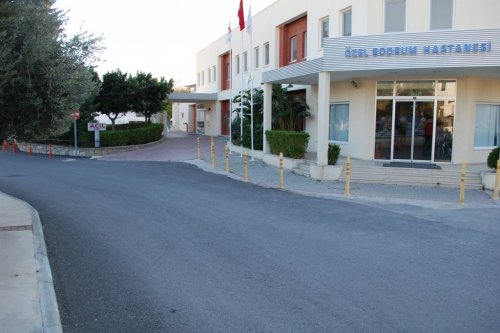 ÜNLÜ OYUNCU, BABASININ YOĞUM BAKIMDA OLDUĞUNU ÖĞRENİNCE SETİ BIRAKIP BODRUM’A KOŞTU