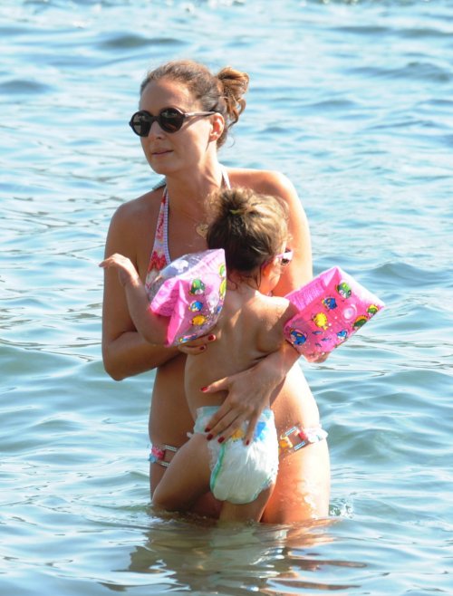 ÜNLÜ OYUNCU CEYDA DÜVENCİ DİZİ ÖNCESİ ENERJİ DEPOLUYOR