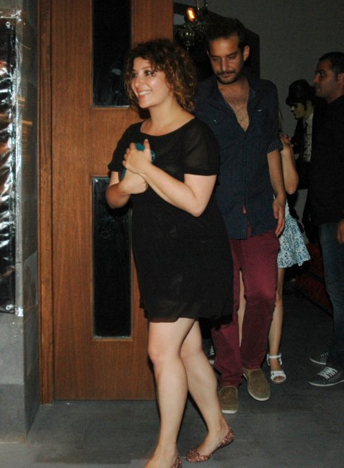 ÜNLÜ OYUNCU, GAZETECİLERİ GÖRÜNCE ŞOK OLDU