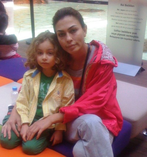 ÜNLÜ OYUNCU LEYLA BİLGİNEL, MİNİK OĞLU KAYRA İLE BODRUM’DA