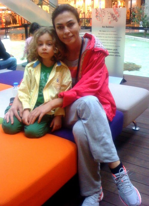 ÜNLÜ OYUNCU LEYLA BİLGİNEL, MİNİK OĞLU KAYRA İLE BODRUM’DA