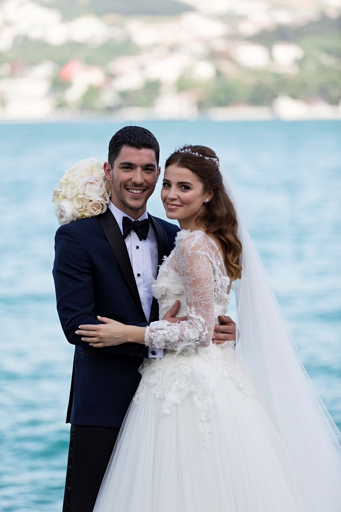 unlu-oyuncular-ezgi-eyuboglu-ve-kaan-yildirim-evlendi-(1).jpg