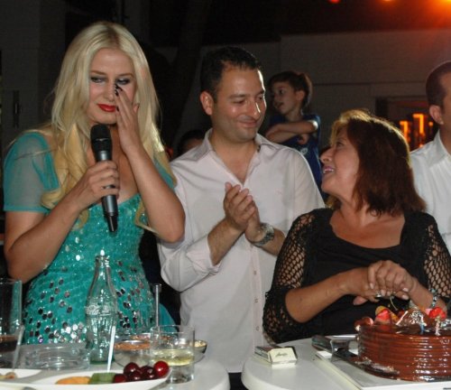 ÜNLÜ SANATÇININ ANNESİ GÖZYAŞLARINA BOĞULDU