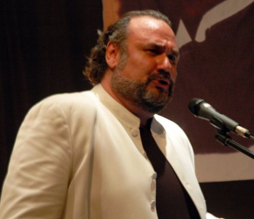 ÜNLÜ TENOR AYSEV, RAFET EL ROMAN İLE ALBÜM ÇIKARACAK