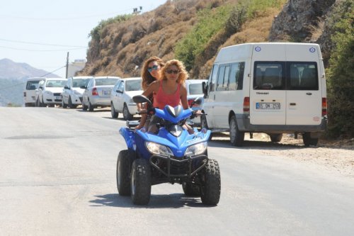 ÜNLÜ YAŞAM KOÇUNDAN ATV ŞOVU